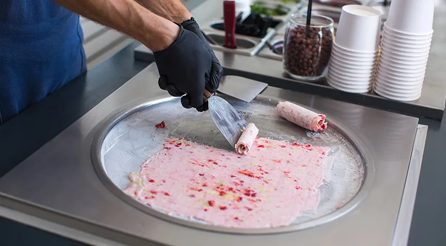 Thai pan-fried ice cream — метод приготовления мороженого из жидкой смеси на ледяной «сковороде» 