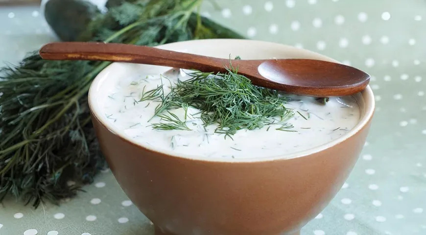 Окрошка из кефира, огурцов и зелени