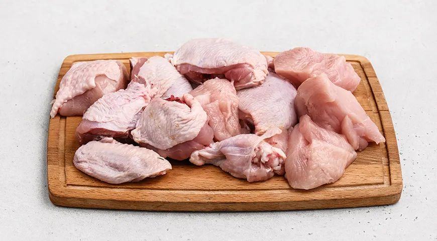 Тушенная картошка с курицей в сковороде