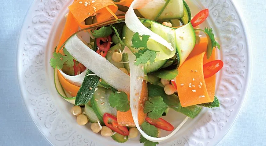 Салат из овощной лапши
