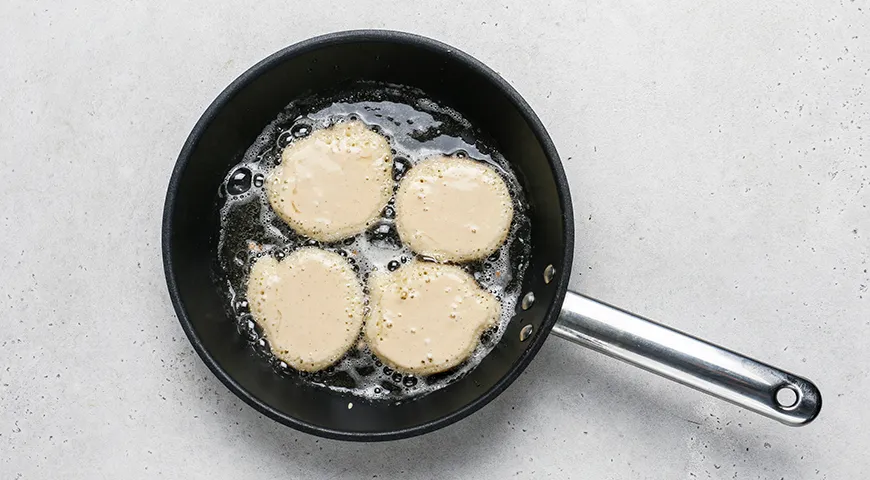 Пышные оладьи на воде с яйцами