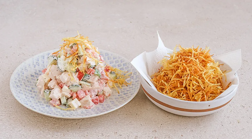 В салате «Муравейник» привычные ингредиенты отлично сочетаются с хрустящей картофельной соломкой