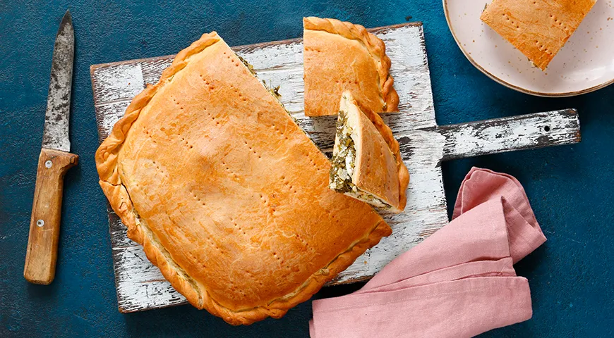 Брынза с зеленью — идеальная начинка для пирогов из бездрожжевого теста
