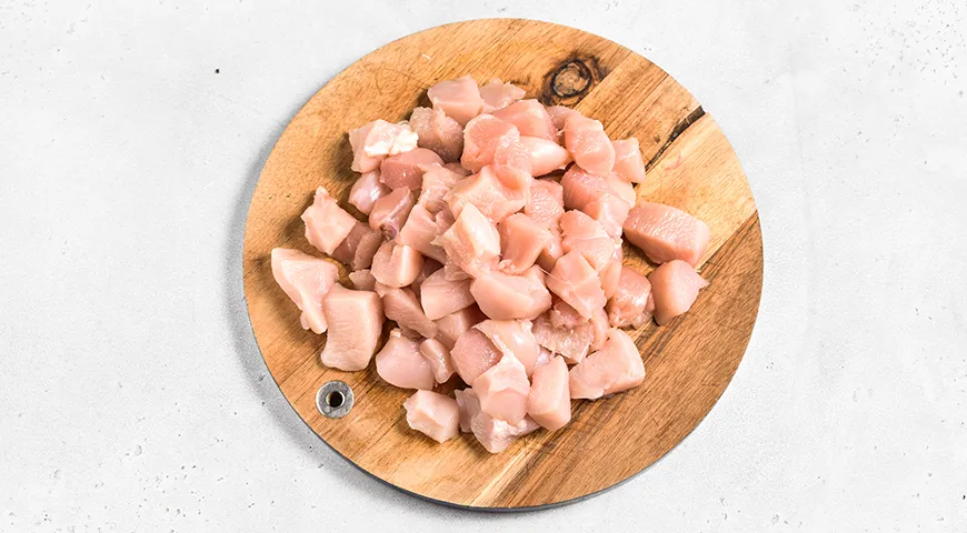 Куриное филе, тушенное в томатном соусе