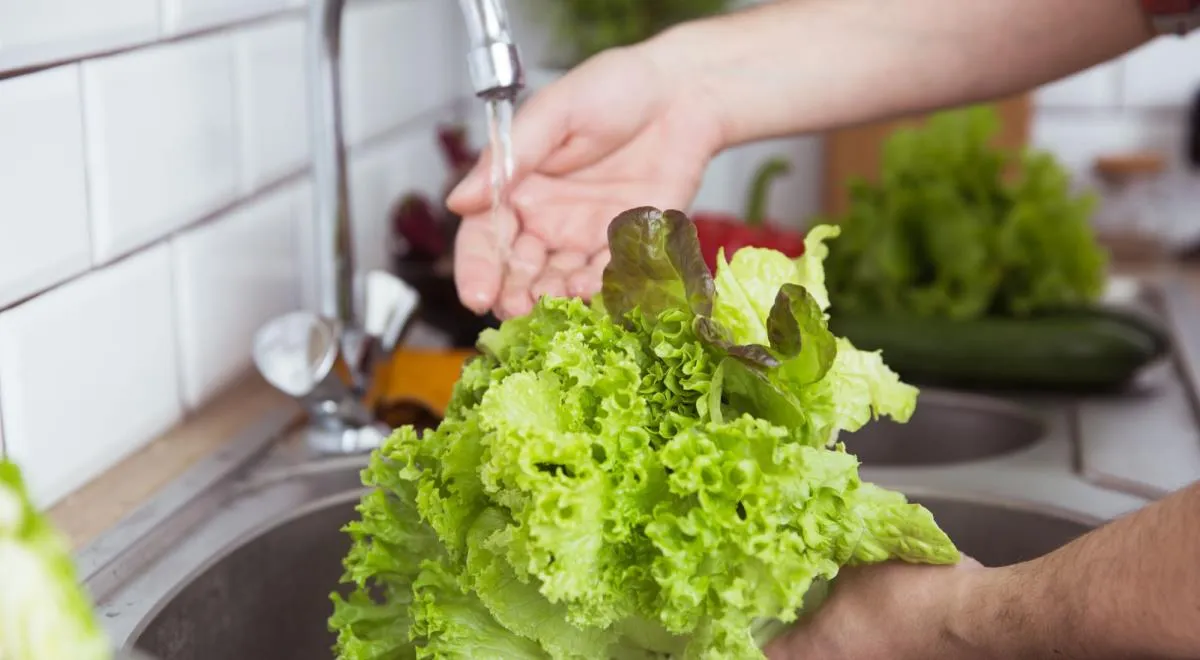 Обязательной мойте даже капусту, салат и зелень, чтобы избежать рисков