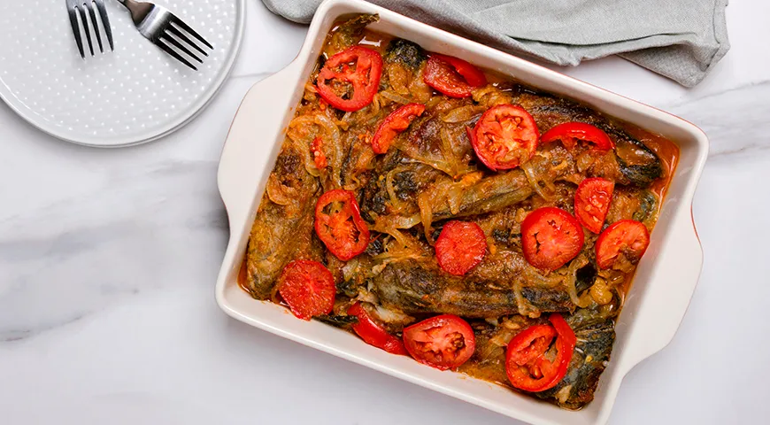 Бычок, запеченный с помидорами и острым сладким соусом