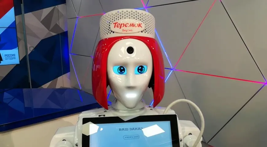 Робот-андроид Маруся продает блины