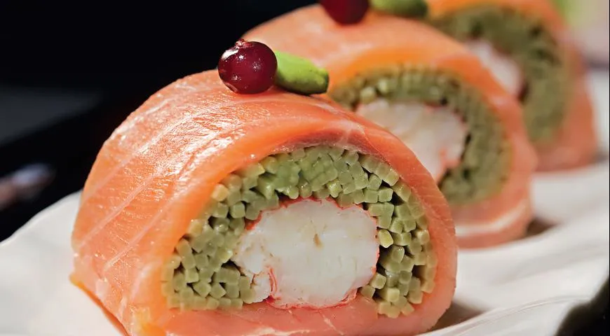 Удзича футомаки – роллы с копченым лососем и лапшой удзича