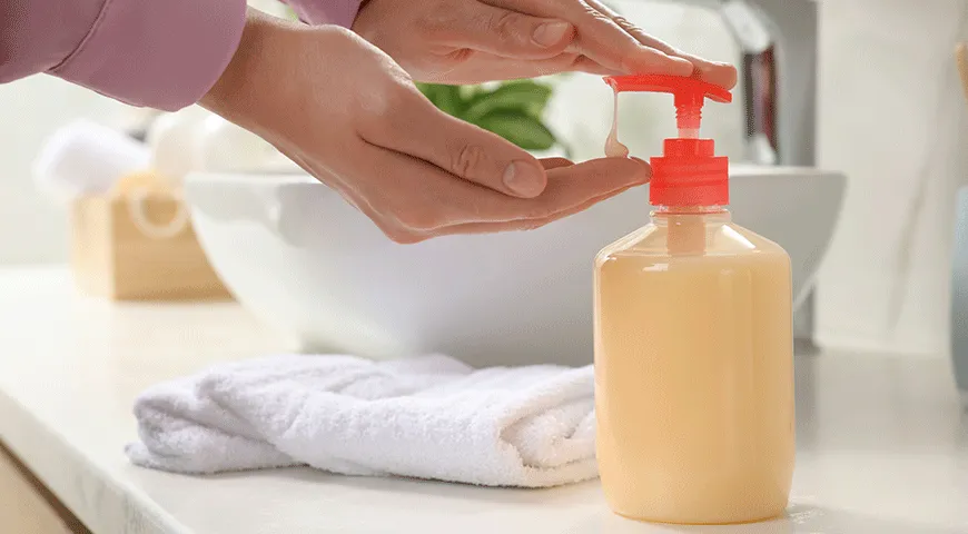 Жидкое мыло удобно в использовании и бережнее для кожи