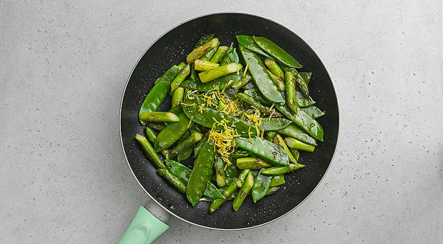 Салат с пастой, горошком и фетой