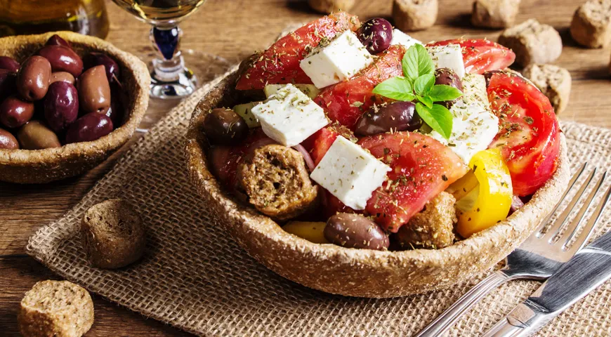 Альтернатива греческого — критский салат, в который помимо основных ингредиентов входят критские ячменные сухарики