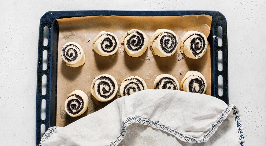 Булочки-«улитки» с маком и глазурью