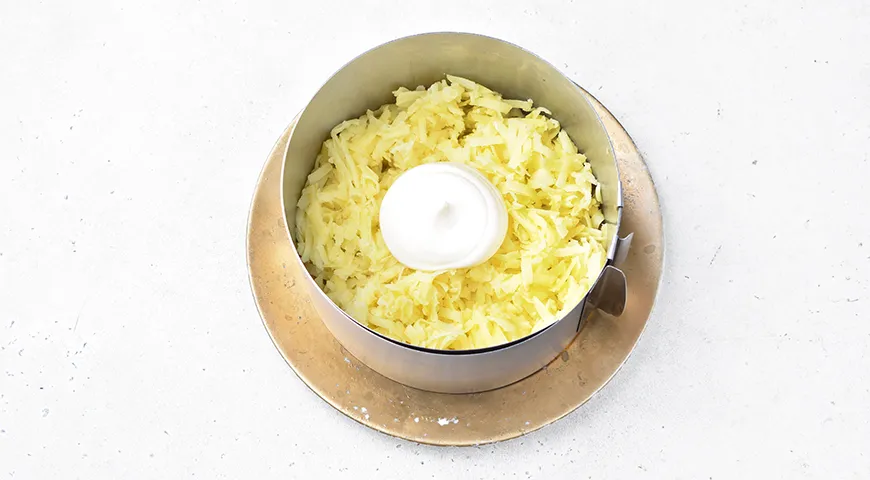 Селедка под шубой с икрой мойвы