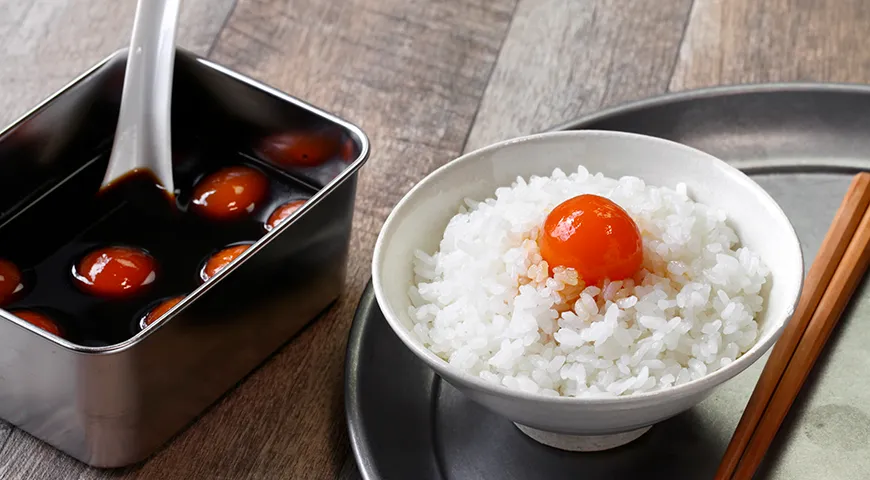 Яичный желток, маринованный в соевом соусе на рисе