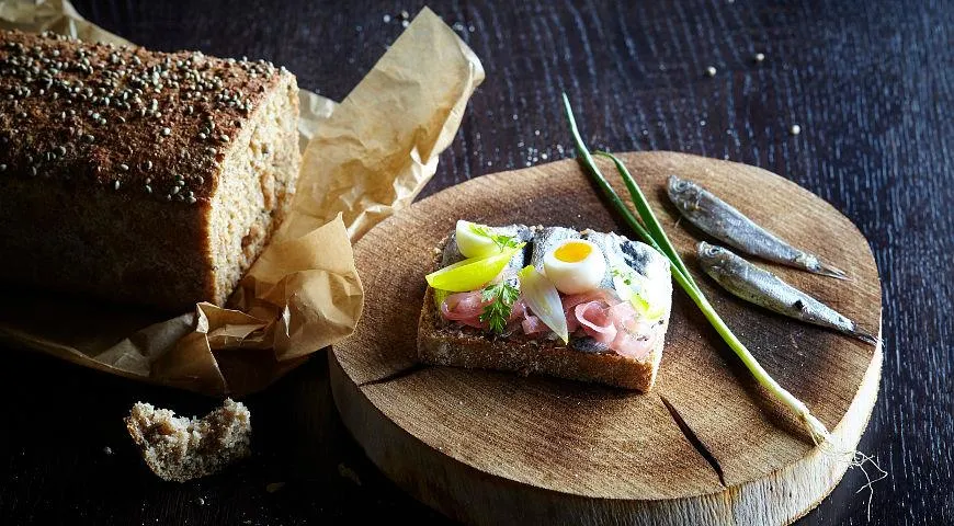 Сепик с отрубями и конопляными семечками, поданный с килькой и яйцом ...