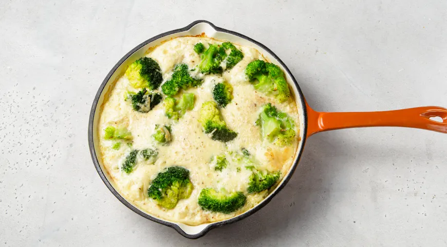 Брокколи с яйцом и сыром на сковороде