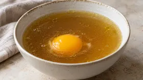 Бульон с яйцом