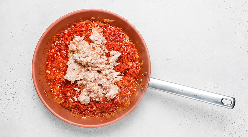 Гречка с тушёнкой и томатной пастой (на сковороде)