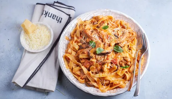 Паста с шиитаке и вешенками в томатном соусе