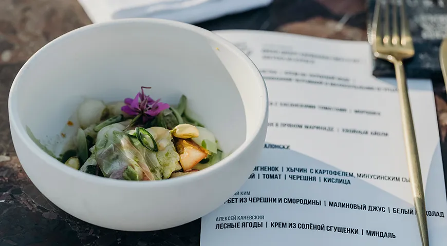 Блюда для диких ужинов готовят из продуктов, купленных у местных фермеров, рыбаков и охотников
