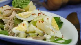 Салат с перепелами и грушами