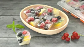 Замороженные ягодно-лимонные кубики для коктейлей и напитков