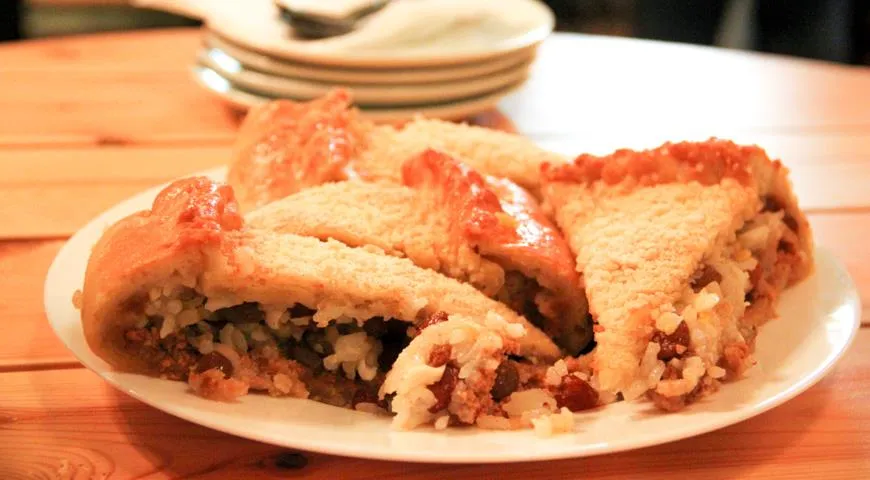 Гобэдия – традиционный татарский свадебный пирог с начинкой из корта, риса и изюма