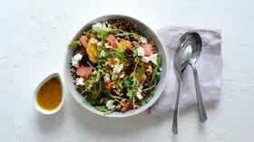 Цитрусовый салат с гречкой, фетой и руколой