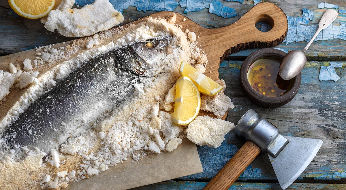 Зачем рыбу запекают в соли и как это правильно делать