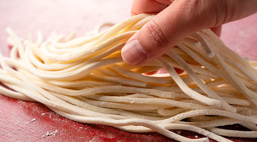 Крафтовый удон отличается особой текстурой — более живой, неравномерной, с ощутимой упругостью