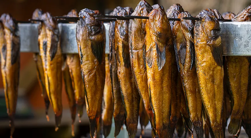 Копченого бычка сначала держат в соляном растворе 12–24 часа, потом сушат и коптят еще 3–5 часов