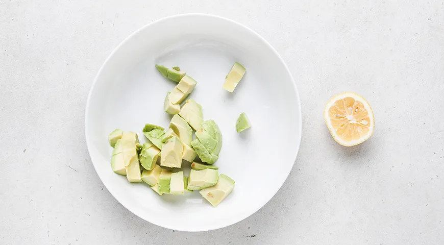Салат с авокадо, помидорами, огурцами и моцареллой