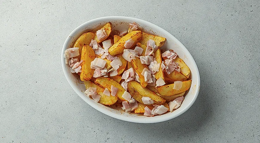 Картофельные дольки с беконом и сыром