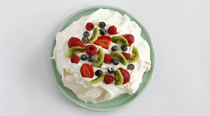 Выбирайте для торта Павлова не очень сладкие ягоды и фрукты –  они добавят торту свежести