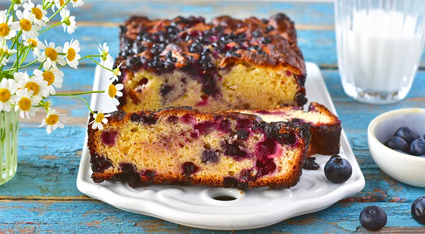 Супербыстрый кекс со сгущёнкой и ягодами (Фото Shutterstock)