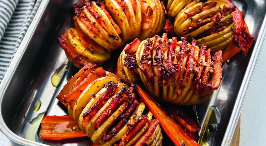 Печенные с салом картофель и морковь