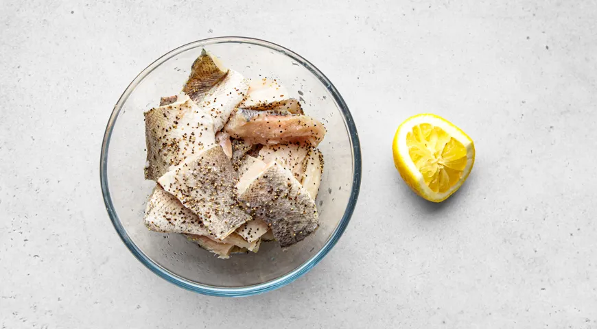 Хек, тушенный в томатном соусе с луком и морковью