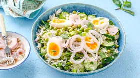 Салат с рисом и зеленым горошком