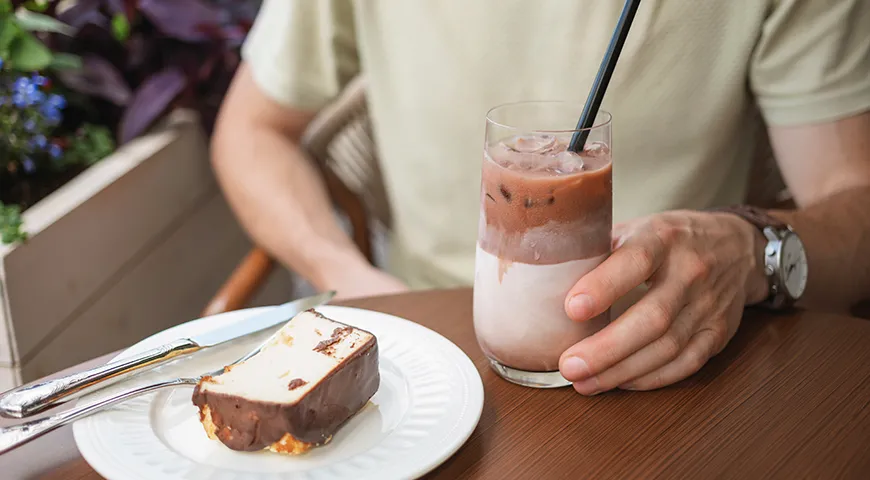 Айс латте отлично сочетается с творожной запеканкой
