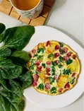 Омлет с картофелем, шпинатом и колбасками