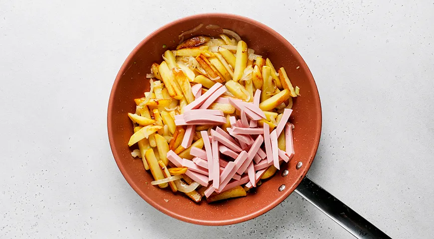 Жаренная картошка с колбасой на сковороде