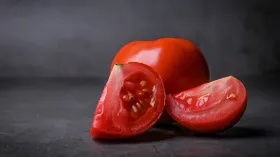 Какие томаты полезнее — приготовленные или сырые?