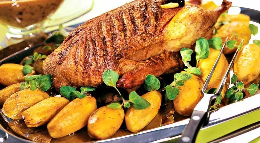 Утка с яблоками и черносливом в сливовом соусе