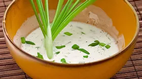 Йогуртовая заправка с зеленым луком
