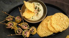 Закуска на палочках из сыра с ветчиной  и шпинатом