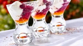 Мороженое с вишнями и абрикосовым мармеладом