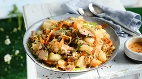  Азиатский салат из свинины с помело и заправкой с чили и шалотом
