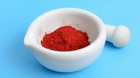 От колбасы до конфет: эксперт сказала, в каких продуктах могут встретиться 3 добавки из насекомых