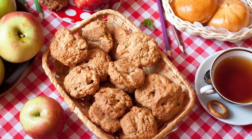Овсяное домашнее печенье с яблоками и грецкими орехами