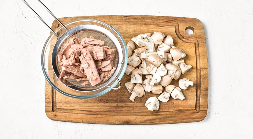 Салат с консервированным тунцом и грибами